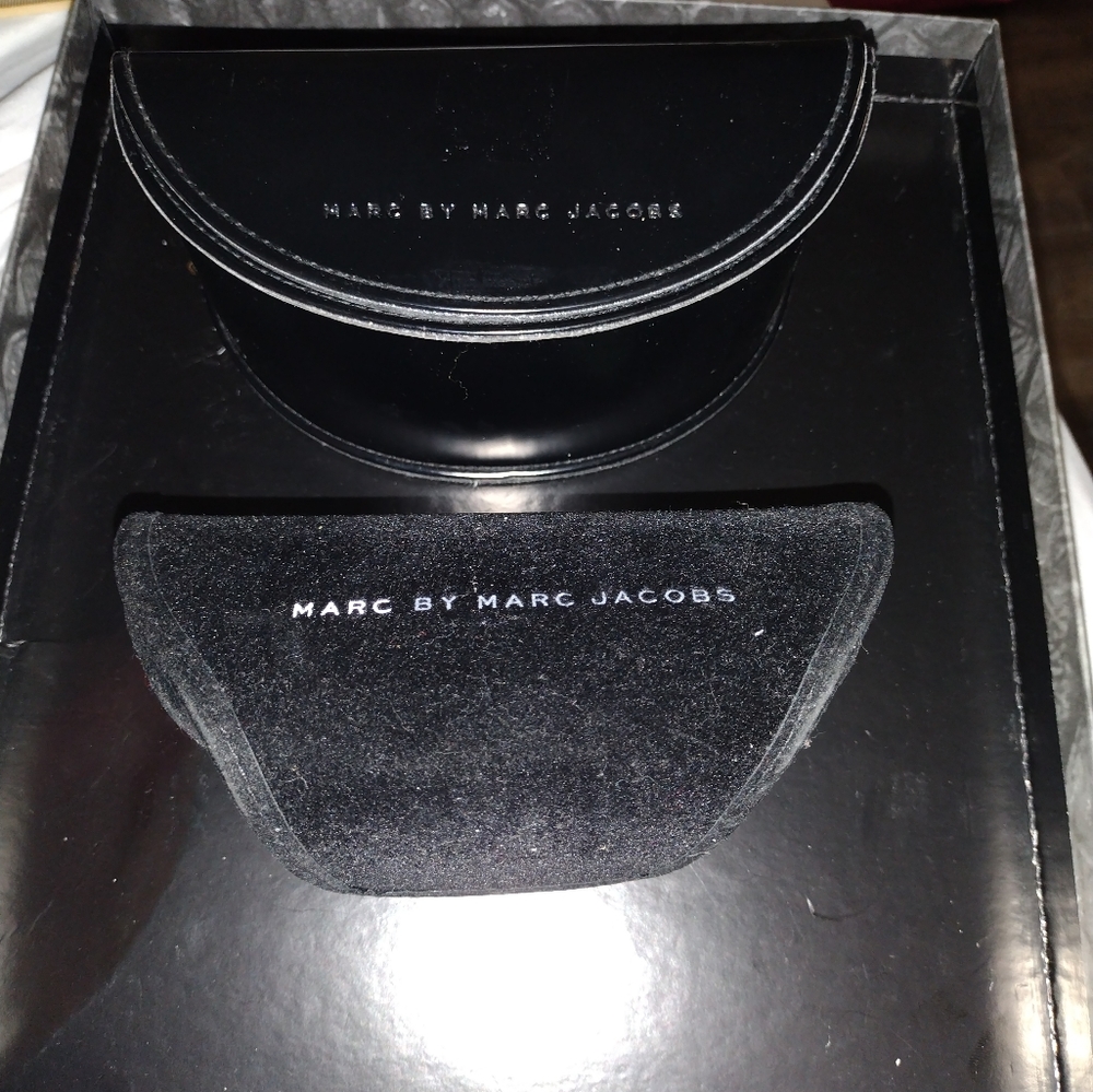 Marc Jacobs sunglasses holder 2pc bundle